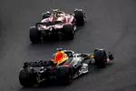 Foto zur News: Carlos Sainz (Ferrari) und Max Verstappen (Red Bull)