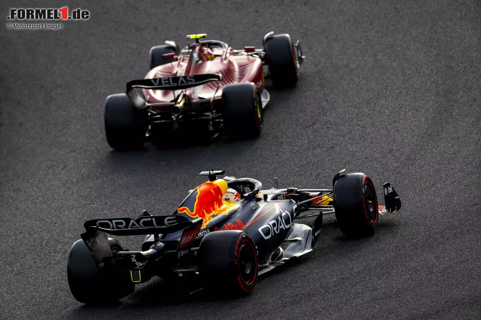 Foto zur News: Carlos Sainz (Ferrari) und Max Verstappen (Red Bull)