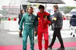 Foto zur News: Sebastian Vettel (Aston Martin) und Carlos Sainz (Ferrari)