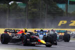 Foto zur News: Sergio Perez (Red Bull), Esteban Ocon (Alpine) und Lewis Hamilton (Mercedes)