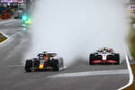 Foto zur News: Max Verstappen (Red Bull) und Mick Schumacher (Haas)