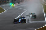 Foto zur News: Esteban Ocon (Alpine) und Lewis Hamilton (Mercedes)