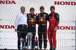 Foto zur News: Sergio Perez (Red Bull), Max Verstappen (Red Bull) und Charles Leclerc (Ferrari)