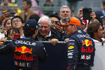 Foto zur News: Max Verstappen (Red Bull), Sergio Perez (Red Bull) und Helmut Marko