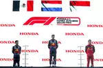 Foto zur News: Sergio Perez (Red Bull), Max Verstappen (Red Bull) und Charles Leclerc (Ferrari)