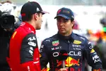 Foto zur News: Charles Leclerc (Ferrari) und Sergio Perez (Red Bull)