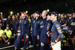 Foto zur News: Max Verstappen (Red Bull), Adrian Newey, Helmut Marko, Christian Horner und Sergio Perez (Red Bull)