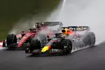 Foto zur News: Max Verstappen (Red Bull) und Charles Leclerc (Ferrari)