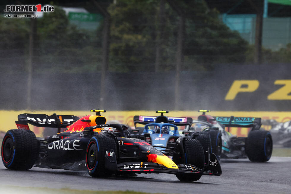 Foto zur News: Sergio Perez (Red Bull), Esteban Ocon (Alpine) und Lewis Hamilton (Mercedes)