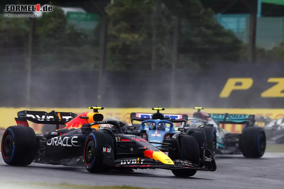 Foto zur News: Sergio Perez (Red Bull), Esteban Ocon (Alpine) und Lewis Hamilton (Mercedes)