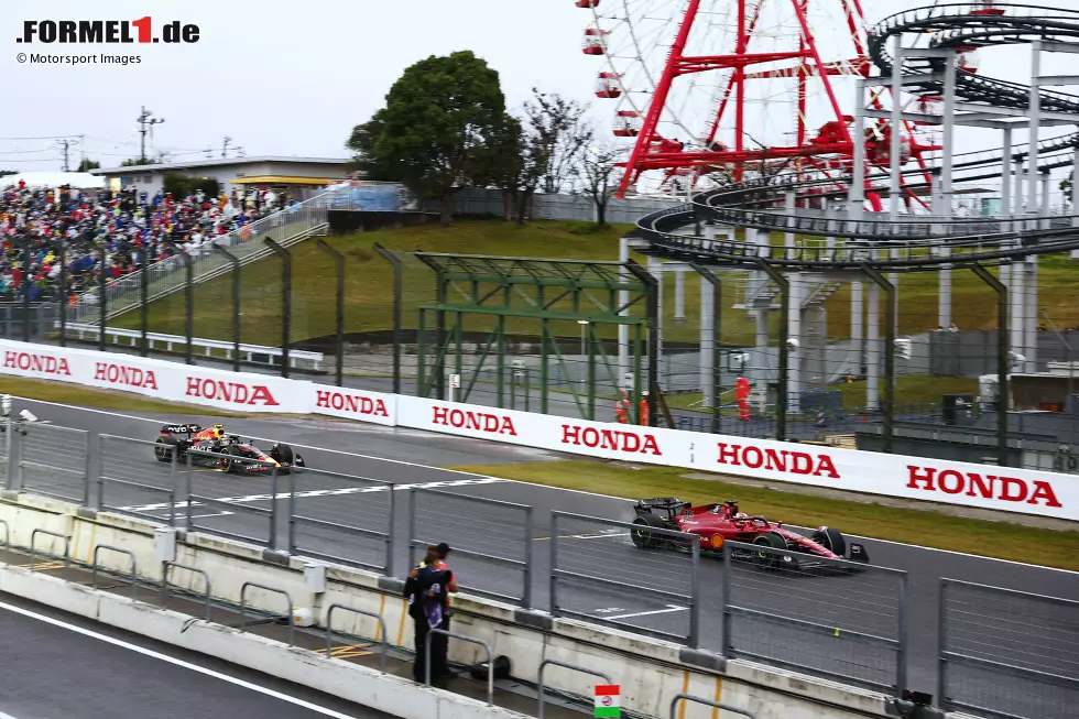 Foto zur News: Charles Leclerc (Ferrari) und Sergio Perez (Red Bull)