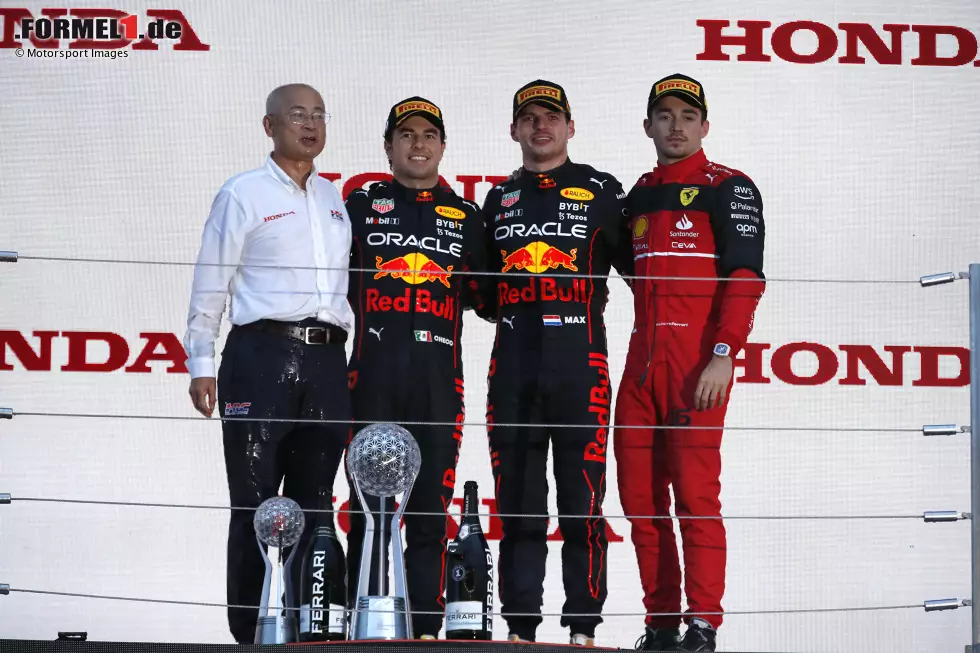 Foto zur News: Sergio Perez (Red Bull), Max Verstappen (Red Bull) und Charles Leclerc (Ferrari)