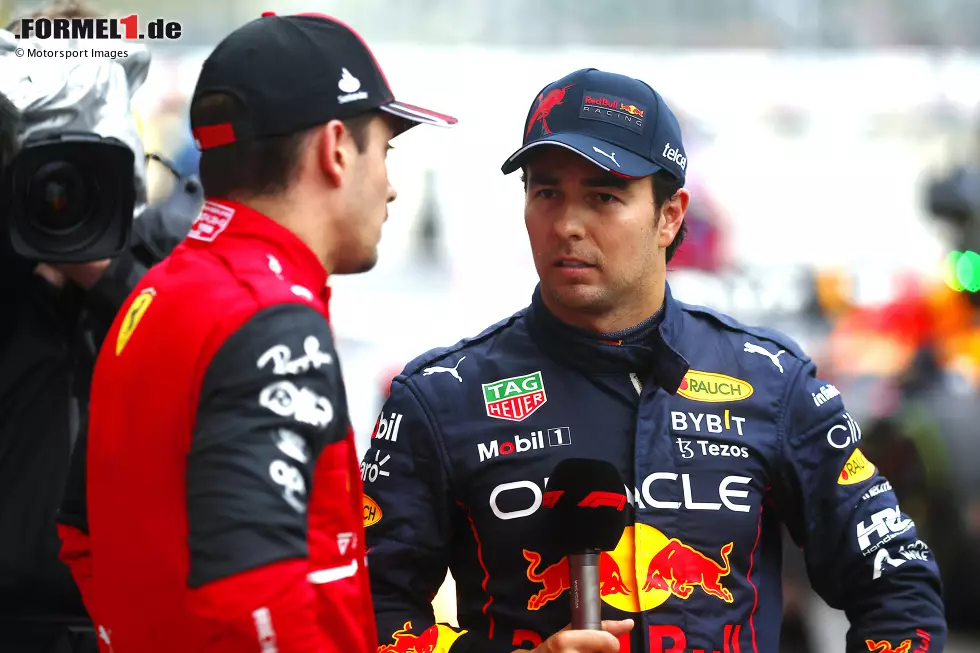 Foto zur News: Charles Leclerc (Ferrari) und Sergio Perez (Red Bull)