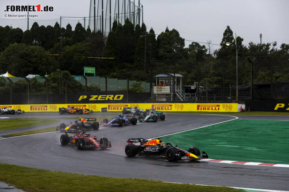Foto zur News: Max Verstappen (Red Bull), Charles Leclerc (Ferrari), Sergio Perez (Red Bull), Esteban Ocon (Alpine) und Lewis Hamilton (Mercedes)