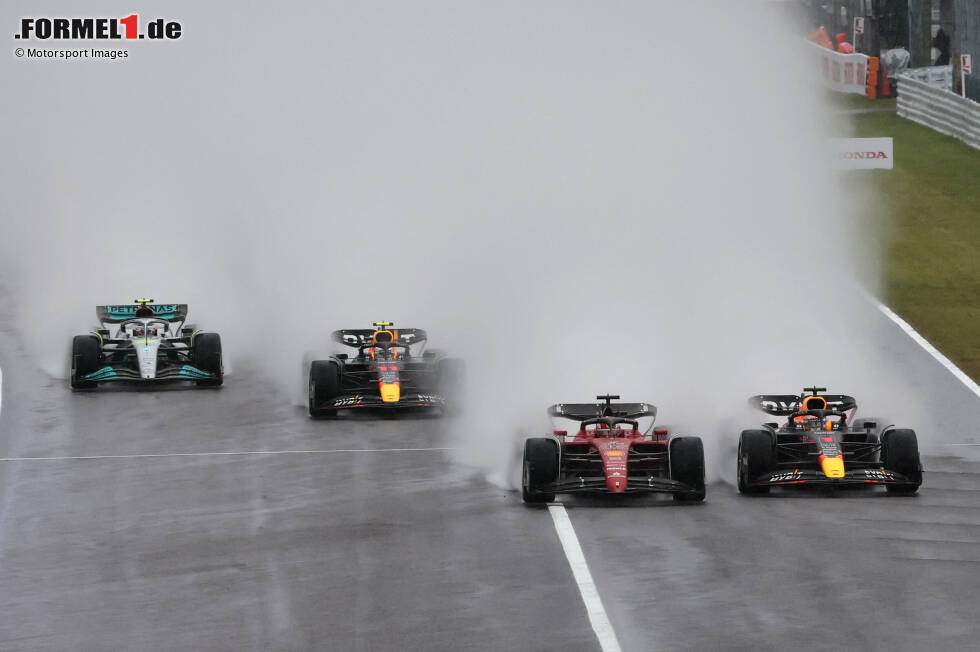 Foto zur News: Max Verstappen (Red Bull), Charles Leclerc (Ferrari), Sergio Perez (Red Bull) und Lewis Hamilton (Mercedes)