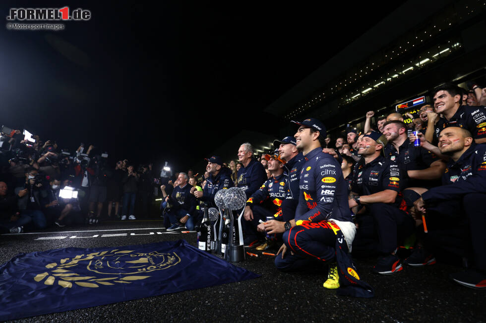Foto zur News: Max Verstappen (Red Bull), Helmut Marko, Christian Horner und Sergio Perez (Red Bull)