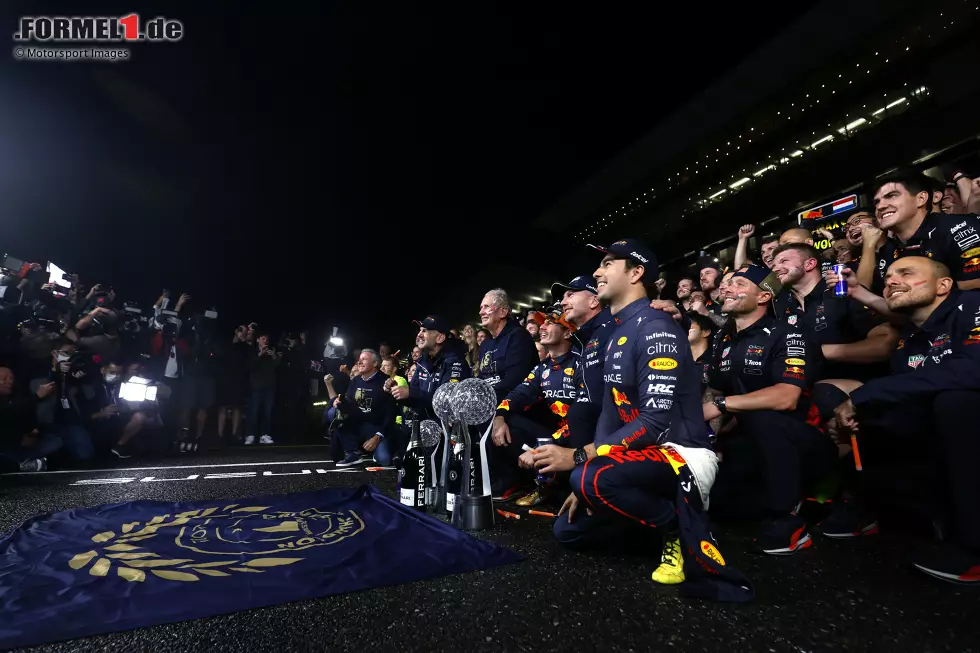 Foto zur News: Max Verstappen (Red Bull), Helmut Marko, Christian Horner und Sergio Perez (Red Bull)