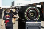 Foto zur News: Red-Bull-Mechaniker mit Pirelli-Reifen