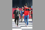 Foto zur News: Yuki Tsunoda (AlphaTauri) und Carlos Sainz (Ferrari)