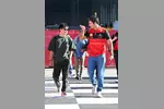 Foto zur News: Yuki Tsunoda (AlphaTauri) und Carlos Sainz (Ferrari)