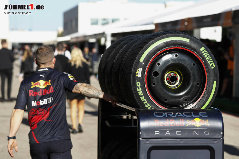 Foto zur News: Red-Bull-Mechaniker mit Pirelli-Reifen