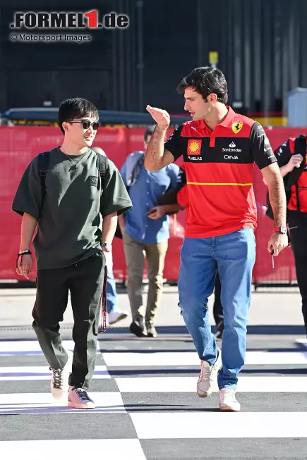 Foto zur News: Yuki Tsunoda (AlphaTauri) und Carlos Sainz (Ferrari)