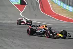 Foto zur News: Sergio Perez (Red Bull) und Kevin Magnussen (Haas)