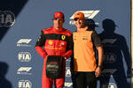 Foto zur News: Carlos Sainz (Ferrari) und Alex Palou (McLaren)
