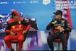 Foto zur News: Carlos Sainz (Ferrari) und Max Verstappen (Red Bull)