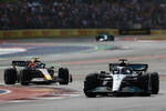 Foto zur News: George Russell (Mercedes) und Sergio Perez (Red Bull)