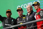 Foto zur News: Lewis Hamilton (Mercedes), Max Verstappen (Red Bull), Helmut Marko und Charles Leclerc (Ferrari)