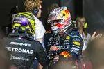 Foto zur News: Lewis Hamilton (Mercedes) und Max Verstappen (Red Bull)