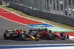 Foto zur News: Sergio Perez (Red Bull) und Charles Leclerc (Ferrari)