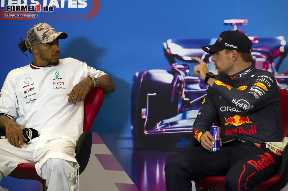 Foto zur News: Lewis Hamilton (Mercedes) und Max Verstappen (Red Bull)