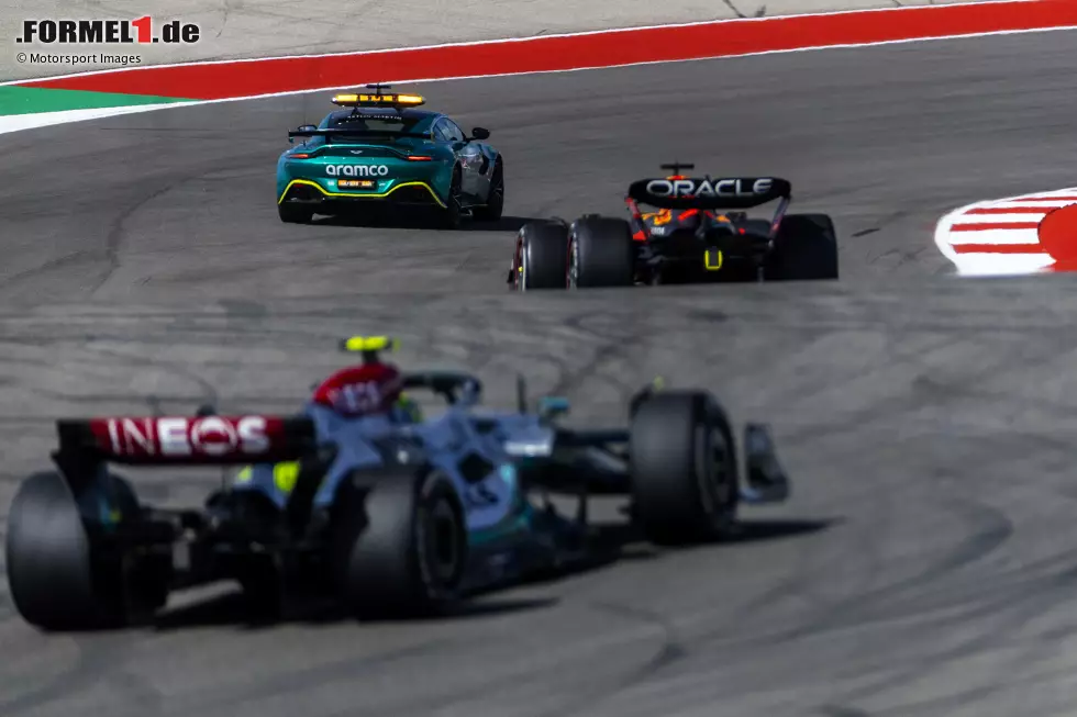 Foto zur News: Max Verstappen (Red Bull) und Lewis Hamilton (Mercedes)