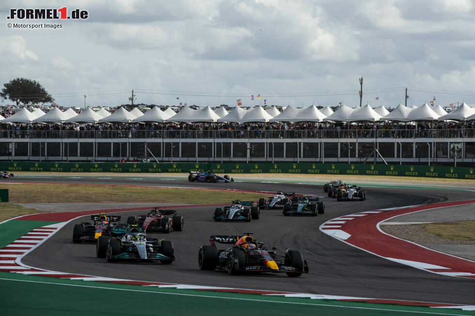 Foto zur News: Max Verstappen (Red Bull), Lewis Hamilton (Mercedes), Sergio Perez (Red Bull) und Charles Leclerc (Ferrari)