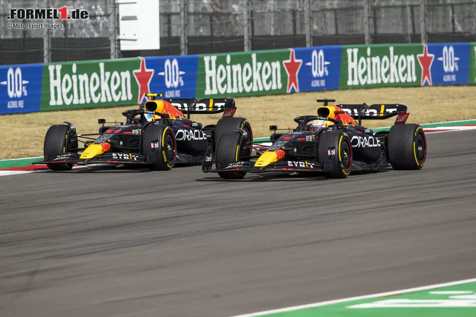 Foto zur News: Max Verstappen (Red Bull) und Sergio Perez (Red Bull)