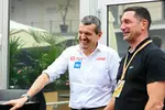 Foto zur News: Günther Steiner (Haas) mit Max Papis