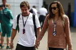 Foto zur News: Fernando Alonso (Alpine) mit Andrea Schlager