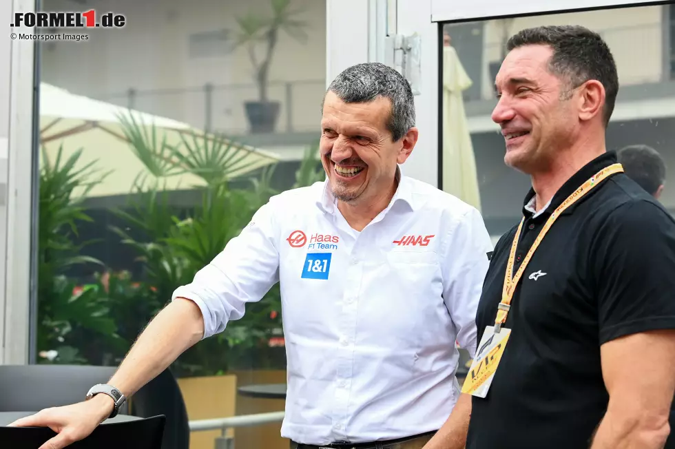 Foto zur News: Günther Steiner (Haas) mit Max Papis