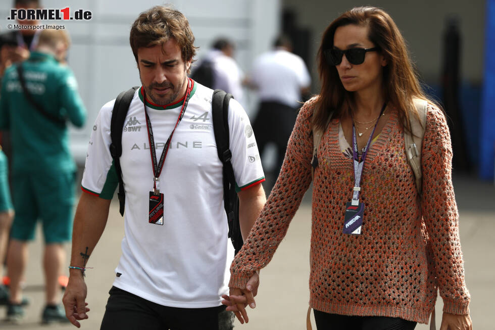 Foto zur News: Fernando Alonso (Alpine) mit Andrea Schlager