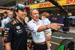 Foto zur News: Sergio Perez (Red Bull) und Adrian Fernandez