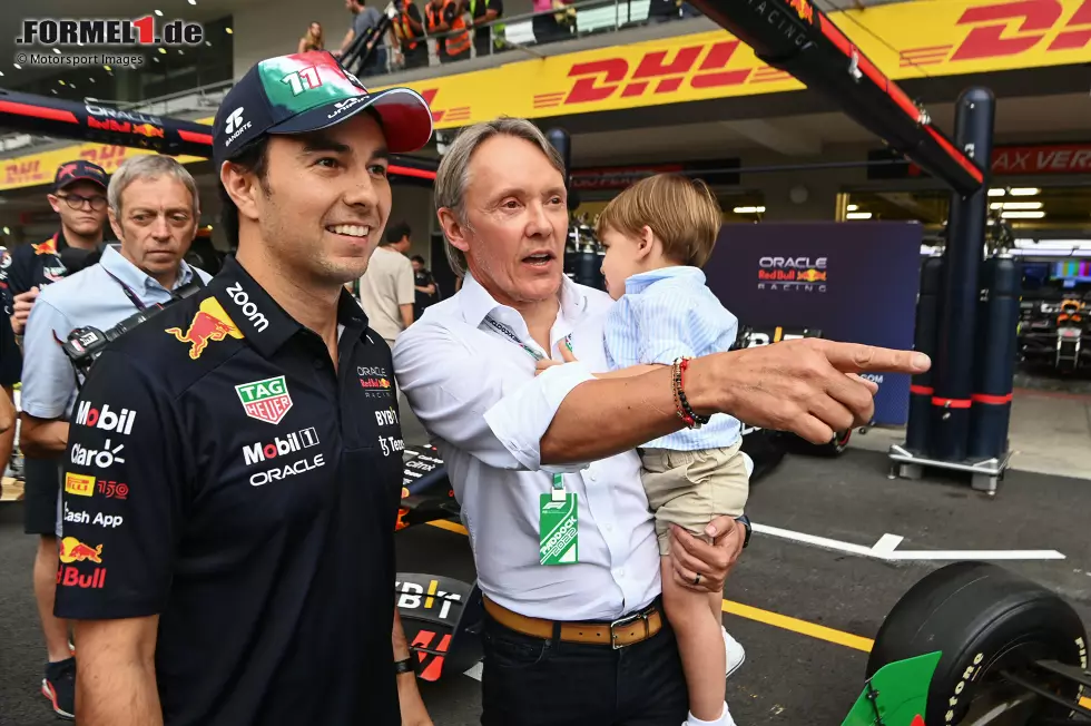 Foto zur News: Sergio Perez (Red Bull) und Adrian Fernandez