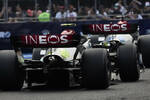 Foto zur News: Nyck de Vries (Mercedes) und Lewis Hamilton (Mercedes)