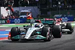 Foto zur News: George Russell (Mercedes) und Valtteri Bottas (Alfa Romeo)