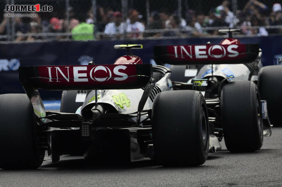 Foto zur News: Nyck de Vries (Mercedes) und Lewis Hamilton (Mercedes)