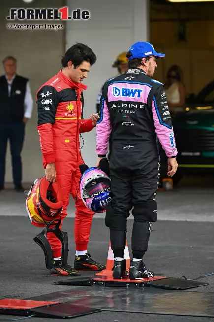 Foto zur News: Carlos Sainz (Ferrari) und Fernando Alonso (Alpine)