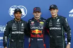 Foto zur News: Lewis Hamilton (Mercedes), Max Verstappen (Red Bull) und George Russell (Mercedes)