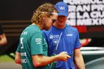 Foto zur News: Sebastian Vettel (Aston Martin) und Mick Schumacher (Haas)