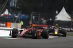 Foto zur News: Charles Leclerc (Ferrari) und Sergio Perez (Red Bull)